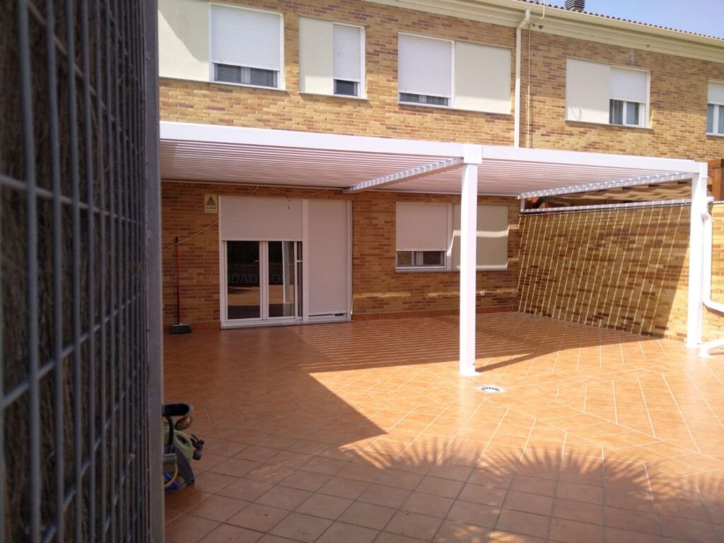 Pérgolas bioclimáticas giratorias de aluminio en Cáceres