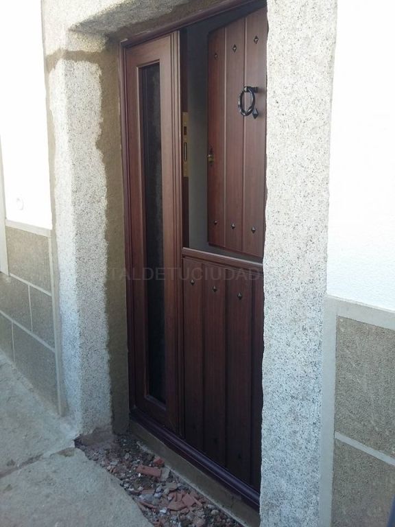 Puertas de aluminio imitación madera Cáceres